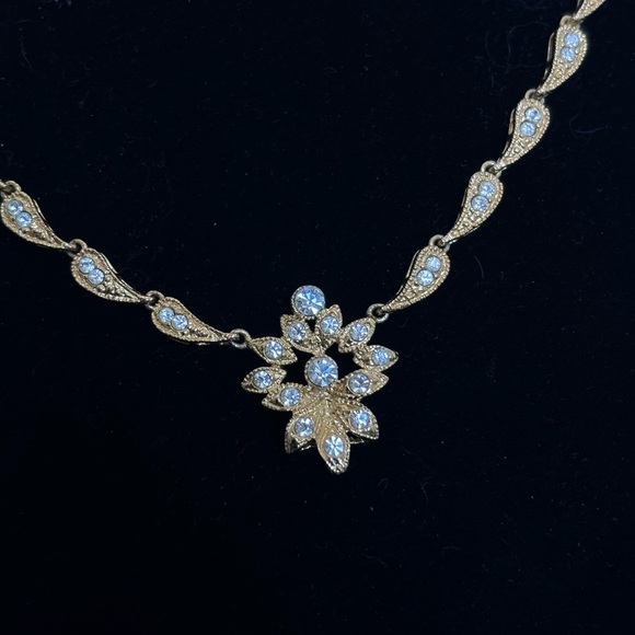 Elegant Gold Necklace with Crystal Accents - Picture 3 of 5